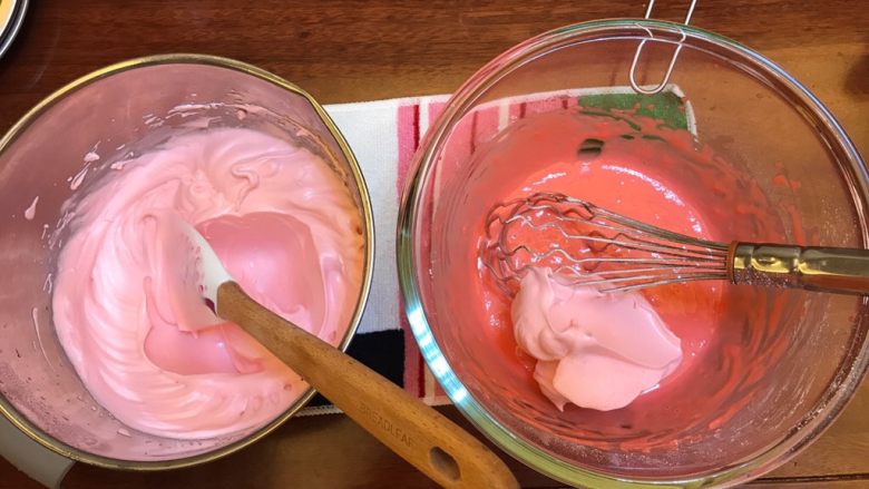 少女物语《红丝绒酸奶戚风蛋糕》【蛋糕】,放一刮刀的蛋白到蛋黄糊中，用打蛋器搅拌均匀