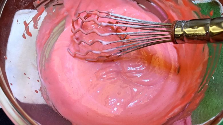 少女物语《红丝绒酸奶戚风蛋糕》【蛋糕】,再放入三分之一的蛋白。搅拌均匀