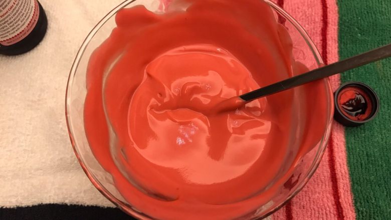少女物语《红丝绒酸奶戚风蛋糕》【蛋糕】,这张图是错误展示，手滑倒多了，有3滴的样子。我们只需要一滴哦！