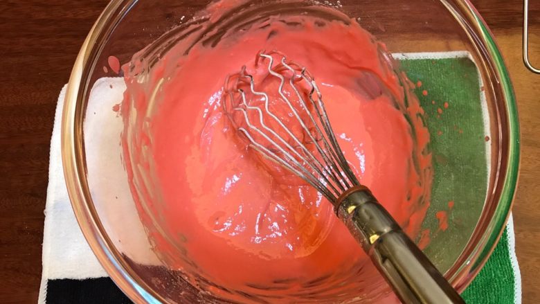 少女物语《红丝绒酸奶戚风蛋糕》【蛋糕】,搅拌均匀的面糊因该是细腻，有光泽。没有疙瘩。搅拌到没有干粉就要停止了。