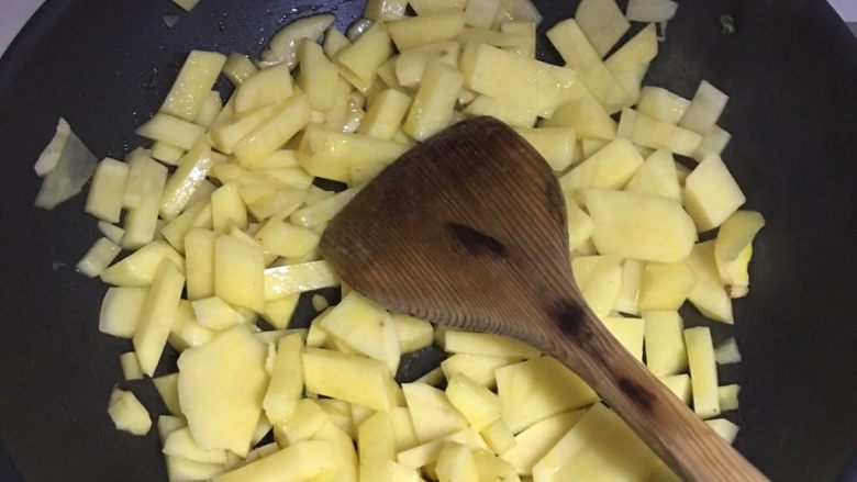 家常土豆酱,将土豆放入锅中翻炒，变成金黄，炒出土豆的味道