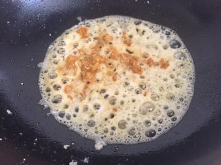 咸蛋黄炒南瓜,锅里的余油倒掉一些，只留一点点。然后再次开小火，倒入咸蛋黄，炒几下，加入盐。