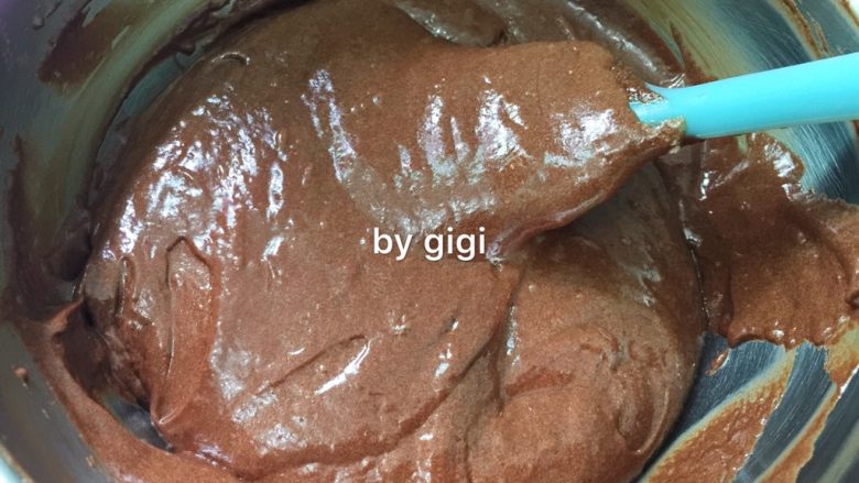 特濃巧克力蛋糕ugly chocolate cake,再倒入剩余的蛋白霜中翻拌均勻（注意不要過度翻拌導致蛋白嚴重消泡）