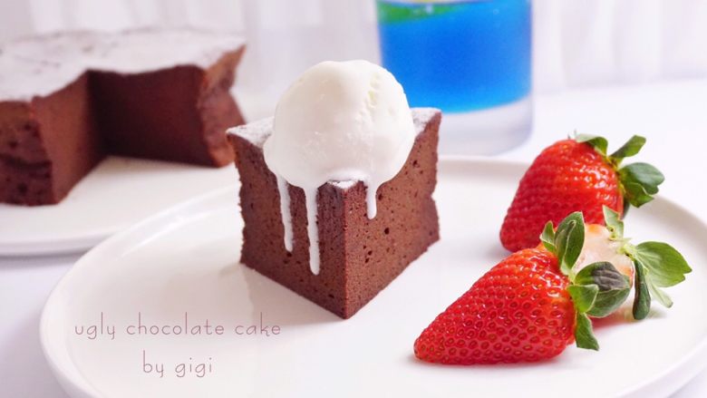 特濃巧克力蛋糕ugly chocolate cake,可以搭配莓果類水果食用 ps：推薦再加勺香草冰淇淋食用味道會更棒！
