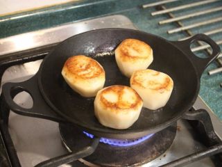 融化的土豆,铁铸锅加到很热后，加入橄榄油，将土豆放入，将两面都煎出金黄焦色。