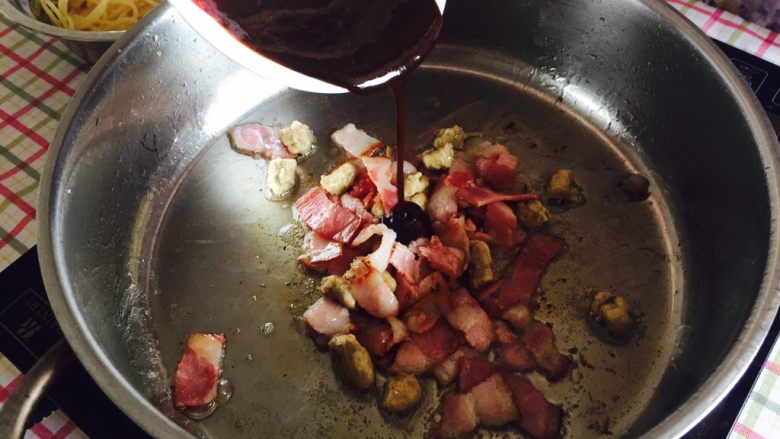 “黑胡椒培根牛肉粒意面”,然后倒入之前准备好的黑椒酱。