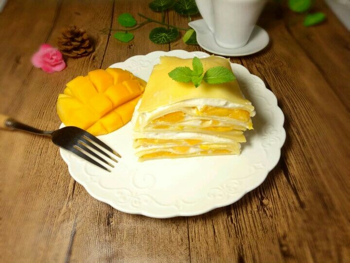 芒果千层蛋糕,两小时后取出，切块，其实冷藏时间在长一点会更好，儿子迫不及待的想吃(^_^)没等我拍照，就两块吃完了，好不容易留下来一块拍照！