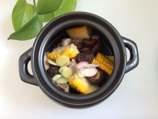 香菇玉米排骨汤,除去胡萝卜，将其他食材及调料放入砂锅