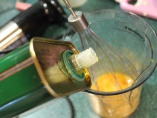 蛋黄酱，水果综合色拉,慢慢分次加入橄榄油，一面加入，一面不停的拌打。越打颜色就会越来越白，酱汁也会越来越稠渐渐固化。