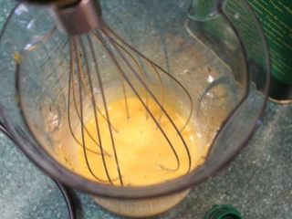 蛋黄酱，水果综合色拉,橄榄油越多就会越稠越硬，看个人需要调整。