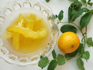 夏之恋,准备好材料:橙汁瓜条，柠檬洗净切片，柠檬洗净