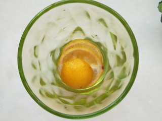 夏之恋,玻璃杯洗干净，先放入切片柠檬。