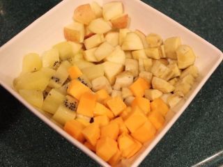 蛋黄酱，水果综合色拉,水果切小丁