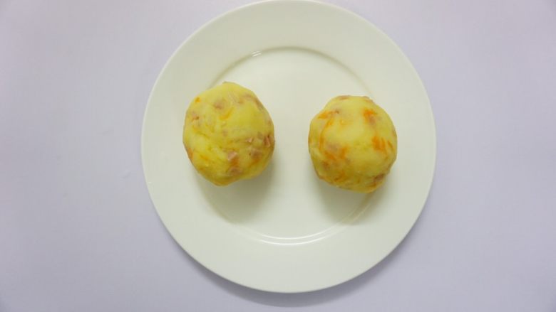 秋葵薯泥球,把炒好的土豆泥揉成均匀大小的的球状。