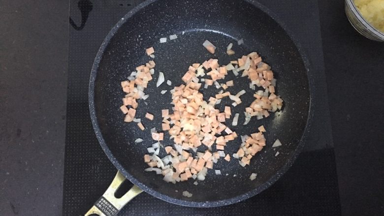 秋葵薯泥球,放入火腿，加少许盐，稍微炒一下。