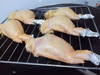 鸡翅包饭,用锡纸把鸡翼尖包起来，防止烤焦！依次隔开适当的距离摆在烤网上