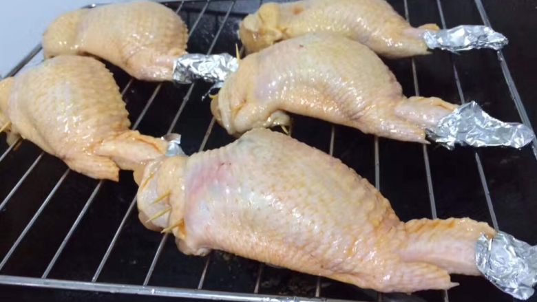 鸡翅包饭,用锡纸把鸡翼尖包起来，防止烤焦！依次隔开适当的距离摆在烤网上