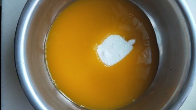橙汁瓜条,橙汁加糖，米醋搅拌均匀。