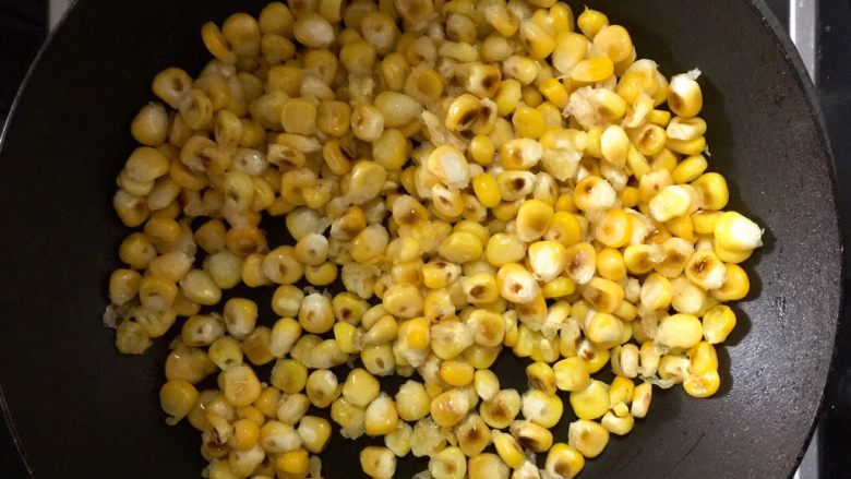 金沙玉米,炒至表皮有些焦黄时出锅待用。