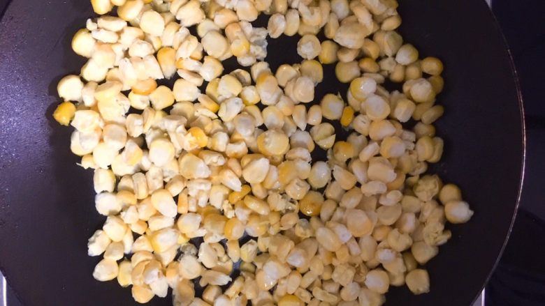 金沙玉米,热锅热油，下玉米粒，待表面形成薄薄外皮时翻炒。