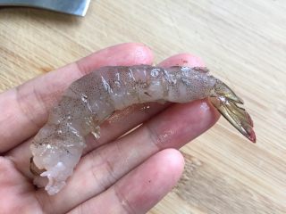 黄瓜酿虾（清蒸）,基围虾去头，虾线扯掉，把虾壳剥掉，虾尾留住。