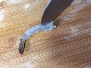 黄瓜酿虾（清蒸）,靠近虾头的地方用刀划个小洞。