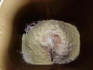 火龙果吐司,先揉原色面团（食材里的前八项），先放液体，糖与盐对角放，再粉末，最后中间放酵母，和面至完全扩展阶段，