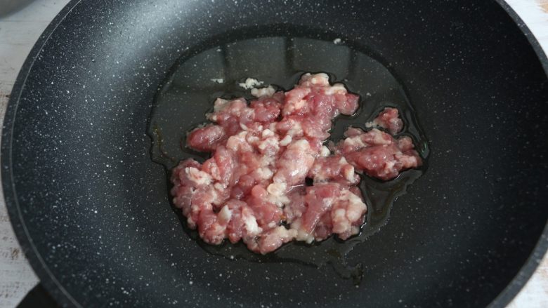 酱香干煸豆角,锅内留底油，放入瘦肉馅翻炒。