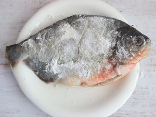 酱烧白鲳鱼,腌制好的鱼，鱼身两面轻拍一些干淀粉。