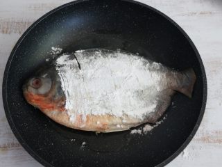 酱烧白鲳鱼,热锅凉油，放入鱼，中小火煎制。