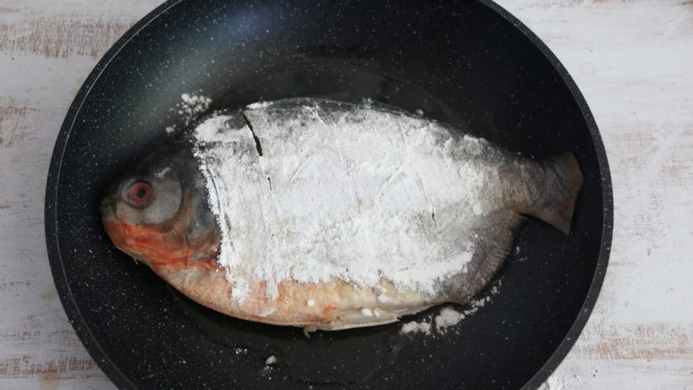 酱烧白鲳鱼,热锅凉油，放入鱼，中小火煎制。