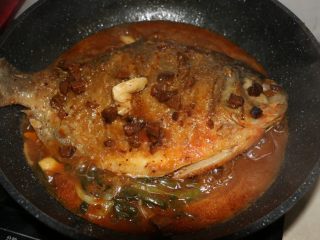 酱烧白鲳鱼,出锅前大火收汁，汤汁浓稠即可。