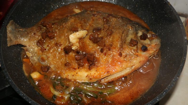 酱烧白鲳鱼,出锅前大火收汁，汤汁浓稠即可。