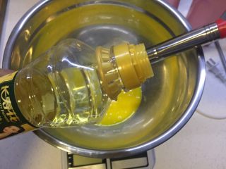 小汽车蛋糕,蛋黄用蛋抽打散，加入玉米油50g，搅匀