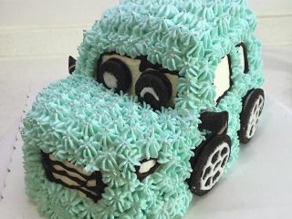 小汽车蛋糕,也可以做这样滴，反光镜是奥利奥巧心结。