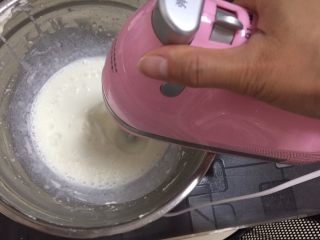 小汽车蛋糕,打奶油，加细砂糖B.打至裱花状态，取出一部分，继续打，稍微硬一点的奶油做夹层用