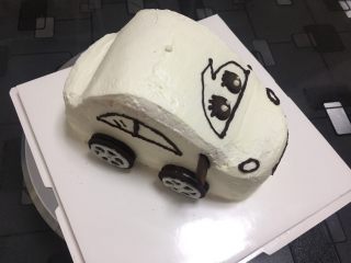 小汽车蛋糕,贴好画好之后的样子