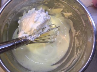 小汽车蛋糕,再取1/3蛋白加入蛋黄糊中，用蛋抽搅打均匀