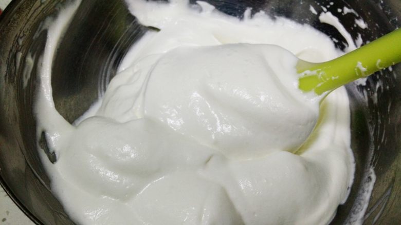 只用蛋清的美味烘焙 | 酸奶溶豆,将酸奶糊再倒入蛋白霜中，快速拌匀。
（大概就是比戚风面糊稀一点的状态。抓紧时间装入裱花袋！）