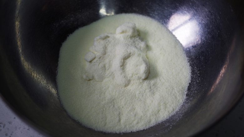 只用蛋清的美味烘焙 | 酸奶溶豆,开始制作酸奶溶豆
称量好的奶粉倒入老酸奶中，拌匀。
