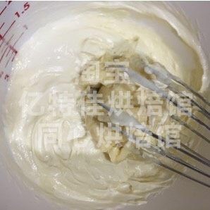 豆乳蛋糕,并加入一部分豆乳糊，这时候可以换电动打蛋器，把所有的豆乳糊都慢慢的混合进来