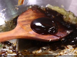 铁板培根芦笋卷,姜 蒜 黑椒汁 蚝油 生抽 蜂蜜 料酒
调配酱汁