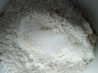 香菇肉丝宽面,中筋面粉，加盐，拌一下，