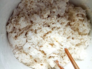 香菇肉丝宽面,用筷子拌成絮状，就可以不加水