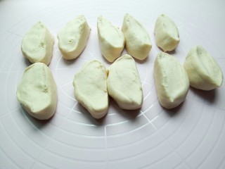 香菇肉丝宽面,醒发好的面团，接着揉一揉，揉长圆形，切小段，