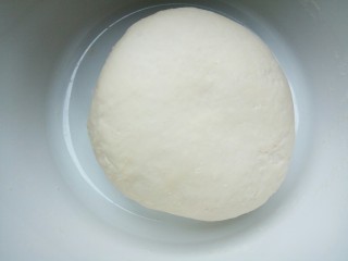 香菇肉丝宽面,再揉成光滑的面团，盖保鲜膜或者湿布醒发一小时