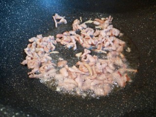 香菇肉丝宽面,油热，放肉丝爆炒，瘦肉变色，