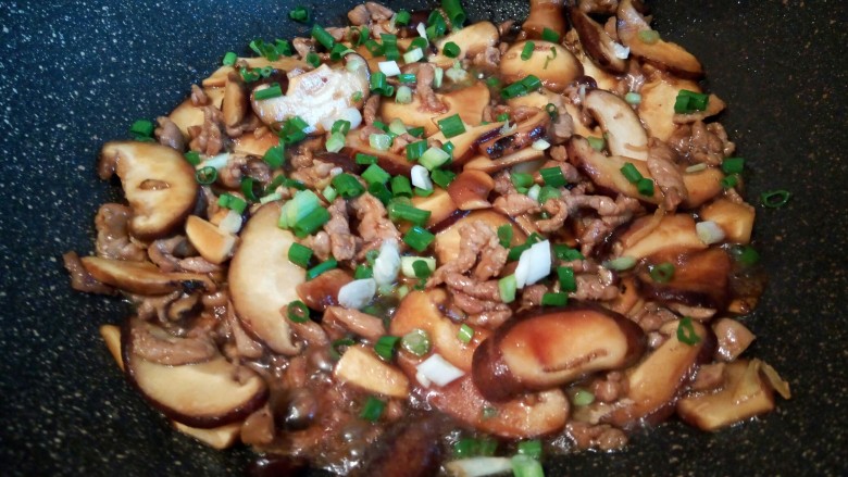 香菇肉丝宽面,加生抽，盐调味，撒葱花起锅