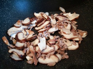 香菇肉丝宽面,加香菇翻炒