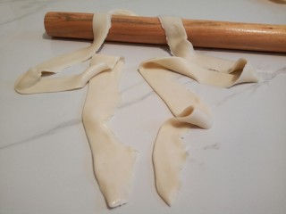 香菇肉丝宽面,从中间撕开，